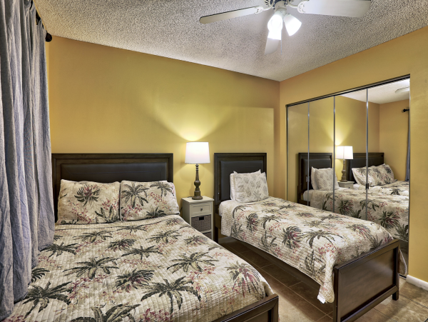 Luxurious Bayfront Condo Steps to beach